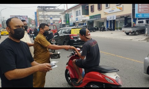 Dampak Kabut Asap, Camat dan Staf Turun ke Jalan Bagikan Ratusan Masker kepada Masyarakat